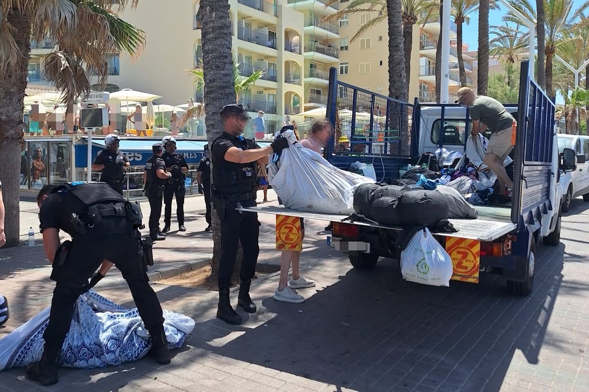 POLICIA PALMA CON RESTOS DE TOP MANTA