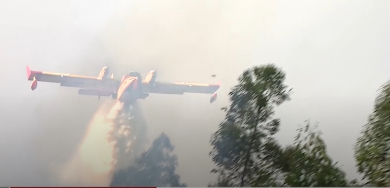 Avió en l’extinció de l’incendi