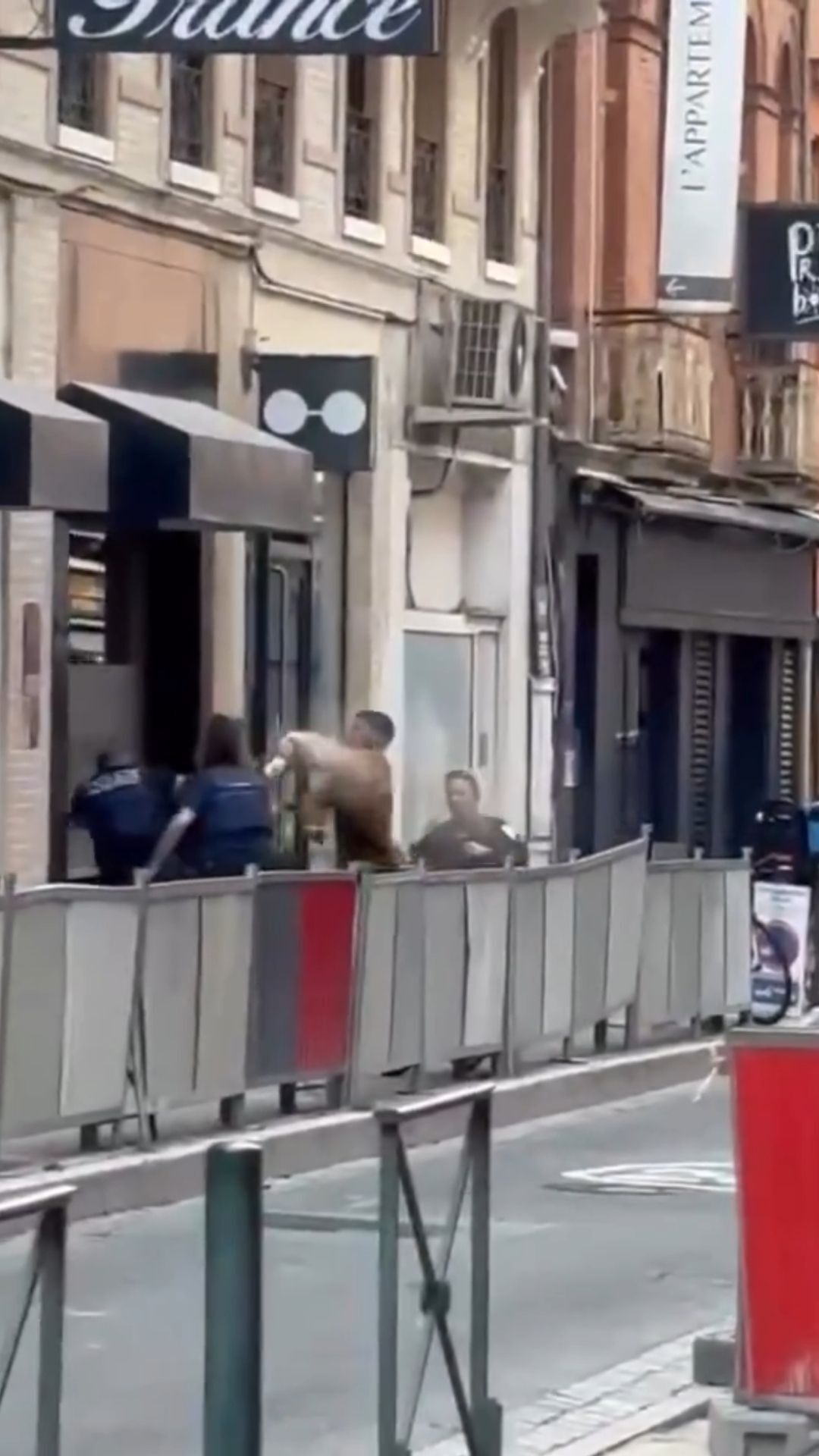 Policias reduciendo al presunto terrorista